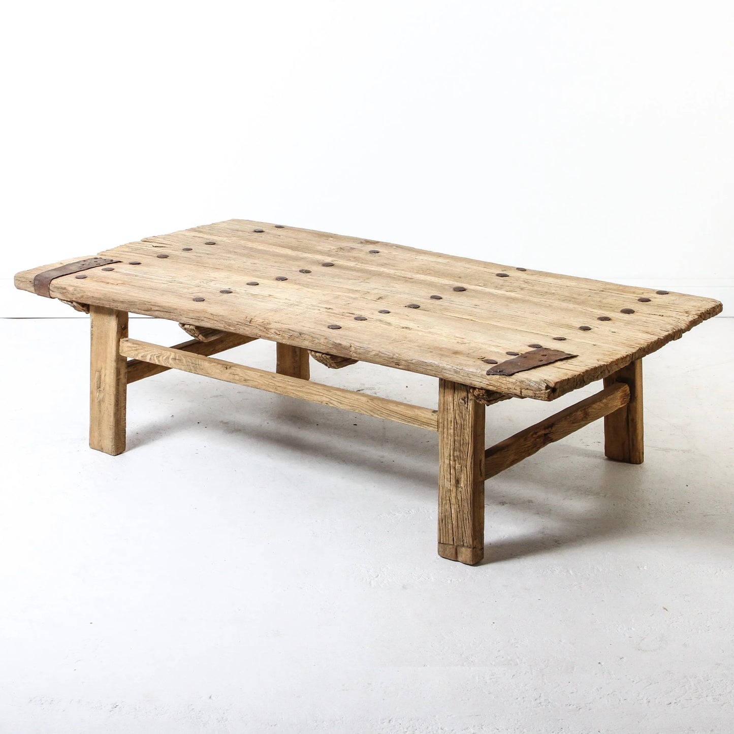 Hot sale farmhouse industrial style storage shelf center tea table antique natural reclaimed wooden sofa coffee table